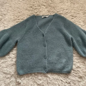 Populär NA-KD kofta - Säljer denna superpopulära och eftertraktade trekvartsärmade koftan från NA-KD, går inte att köpa längre. Storlek Xs men sitter som S, passar jättebra nu i höst💕💕💕