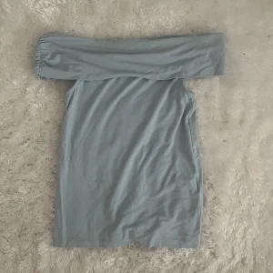 Ljusblå offshoulder topp - Säljer en superfin ljusblå offshoulder topp, jätte fint skick. 