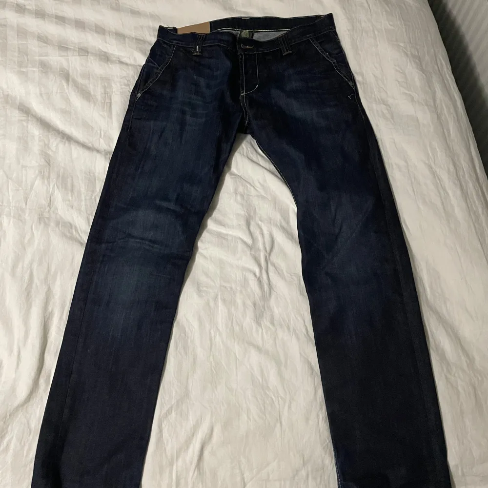 Passar mig bra som brukar ha 32 x 32 då denna modell sitter smått | riktigt fint skick | pris kan diskuteras vid snabb affär 👍. Jeans & Byxor.