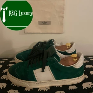 Valentino Flycrew Gröna - Säljer mina fina Flycrews! De passar dig bra om du har storlek 41-42,5. Det är i gott skick och det medföljer även en dustbag. Skicka ett DM om du har någon fundering!