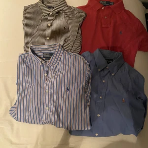 Ralph Lauren skjorta och piké  - Säljer dom här plaggen. Alla är skjortor förutom den röda den är piké. Om du vill veta mer så har jag alla i mer detaljer på min profil. Kan gå snacka om priset vidd en snabb affär 