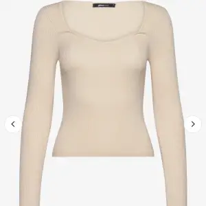 Säljer en superfin beige ribbad topp från Gina Tricot. Den har långa ärmar med slits. Toppen är i bra skick. Den är i S men skulle säga att den passar Xs skriv för frågor eller fler bilder på!