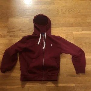 Polo hoodie - Säljer nu denna hoodien för att ska byta stil ,priset kan diskuteras