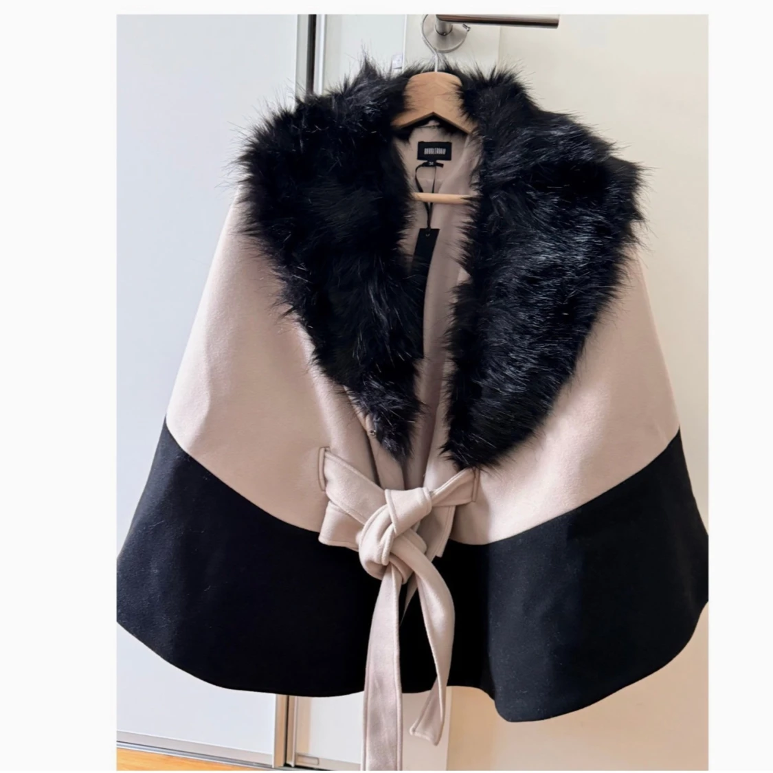 Beige och svart kappa från Bubbleroom (oanvänd)