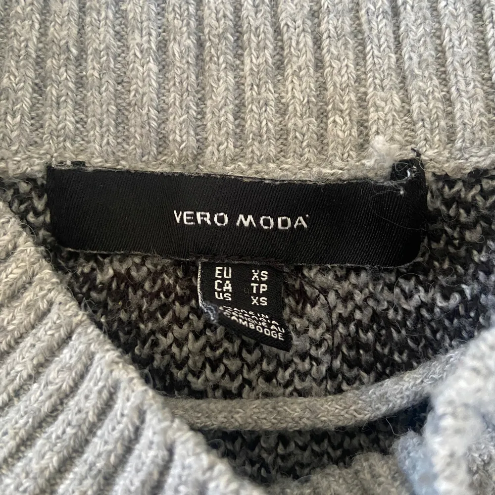 Säljer en superfin grå tröja från Vero Moda med svart leopardmönster. Storlek xs. 🐆✨. Tröjor & Koftor.