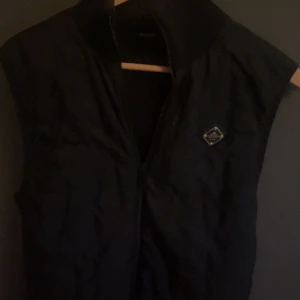 J.Lindberg väst - Riktigt fet J.Lindberg väst i srl s, kan verkligen rekommendera denna helt perfekt väder för att ha nu! Pris kan diskuteras vid snabb affär 