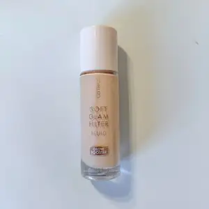 Catrice SOFT GLAM FILTER foundation i färgen ”010 FAIR-LIGHT”. Fick den, har själv aldrig använt den! Nypris 112kr! FÖRST TILL KVARN!