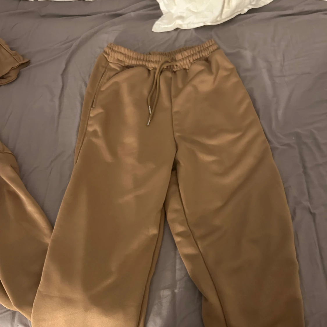 Brun hoodie med dragkedja från Hidden Cult - 91