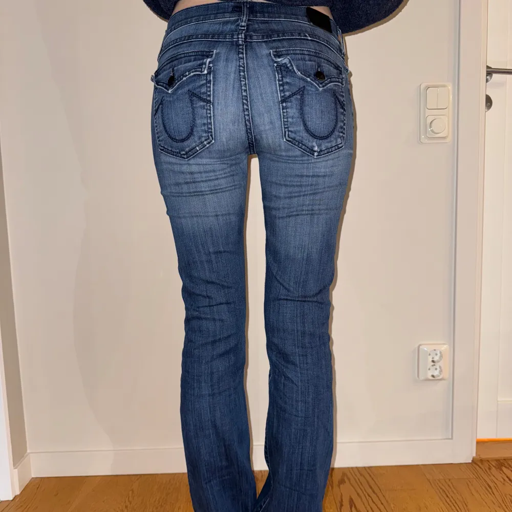 Säljer dessa jätte snygga true religion jeansen❤️ Midjemått rakt över: ca 38 cm Ineerbenslängd: 83cm. Jeans & Byxor.