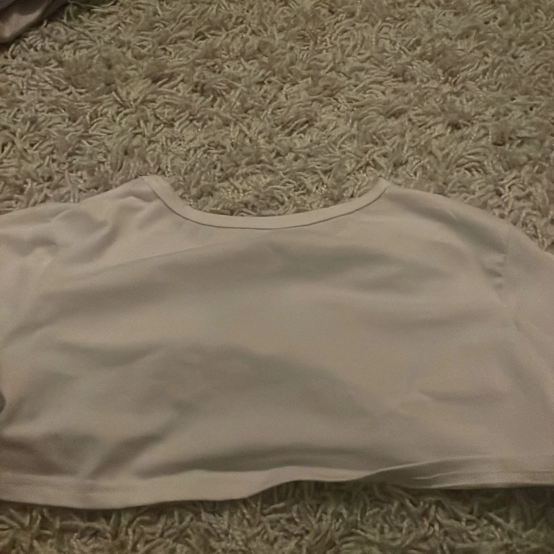 Vit croppad topp med fjärilstryck - 90