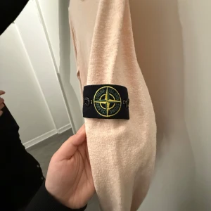 Beige tröja från Stone Island - Säljer en snygg beige tröja från Stone Island. Den har en klassisk design med långärmad passform och det ikoniska märket på ärmen. Perfekt för både vardag och fest. Tröjan är i bra skick och redo för en ny ägare!