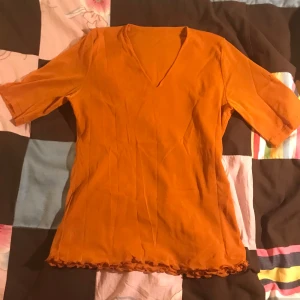 Mesh tröja  - Säljer denna jätte söta oranga mesh tröja! ❤️💕 Den har en liten sliten del på ena ärmen, men det är inget man direkt lägger märke till!