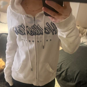 Vit hoodie från Hollister - Säljer en jätte fin och skön Hoodie från Hollister❤️ har bara använts 1 gång. Skriv för frågor 💓