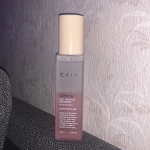 CAIA Eye Makeup Remover - Säljer en CAIA Careful Eye Makeup Remover, perfekt för alla hudtyper. Den är tvåfas och effektiv mot både långvarig och vattenfast ögonmakeup. Flaskan är stilren och rymmer 100 ml. Oanvänd och ska omskakas vid användning<3