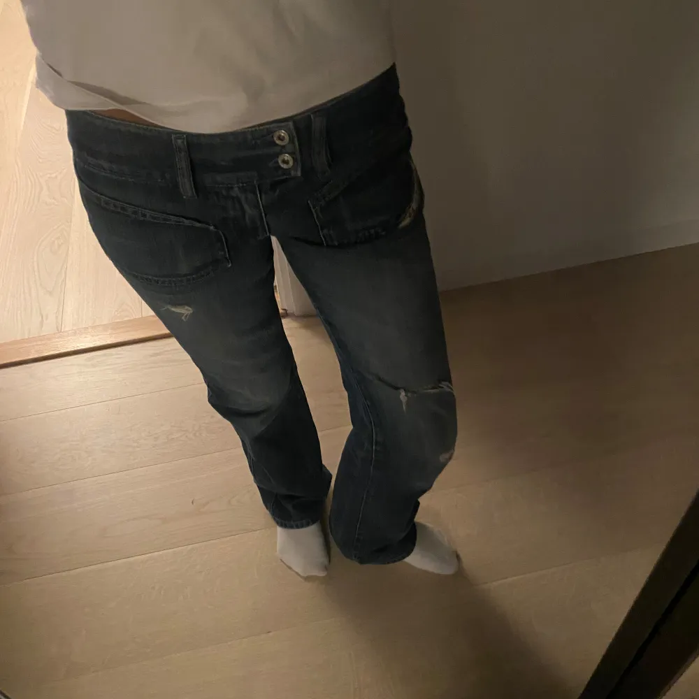 Säljer ett par snygga blå diesel jeans med innerbenslängd 78 cm och midjemått på 36,5 cm. De har en låg midja och en bootcut-stil. Skriv privat för flera bilder💞💞. Jeans & Byxor.