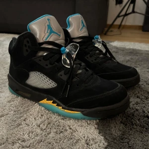 Jordan 5 Aqua (GS) - Modell: Jordan 5 Aqua (GS) Size: 40  Cond: 9/10 använt ca 5 gånger. Nypris: 1699 kr Digitalt kvitto + box finns!