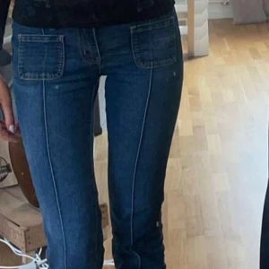 Blå jeans med fickdetaljer madlady jeans lowrise - Snygga blå jeans med framträdande fickor och vita sömmar. De har en tight passform och är perfekta för både vardag och fest. Jeansen har en klassisk look med en modern twist. Perfekt för dig som vill ha en stilren men ändå unik stil. Säljer pga att jag inte alls har använt som utan bara har blivit testade💕