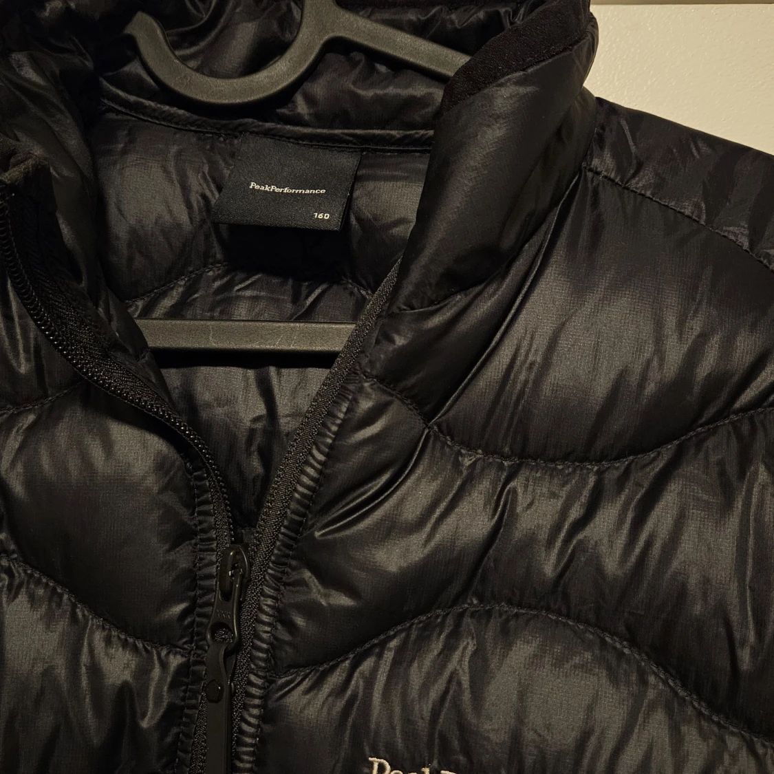 Svart pufferjacka från Peak Performance - 92