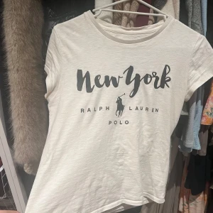 Vit t-shirt från Ralph Lauren - En snygg vit t-shirt från Ralph Lauren. Nypris ligger runt 999-2499kr! Säljer då jag har för många tröjor💞
