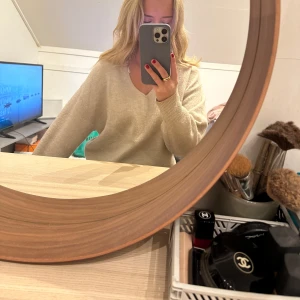 Beige stickad tröja - Beige gräddvit stickad v-ringad tröja från Hm, storlek S