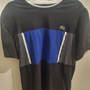Lacoste tröja - Inga hål eller fläckar men använt skick. Herr L passar också m 