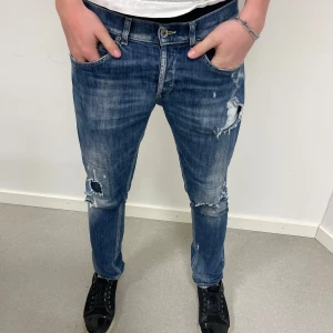 Dondup Jeans - Riktigt schyssta Dondup jeans med slitningar🙌🏼Magisk passform och känsla i jeansen⭐️Strl:32