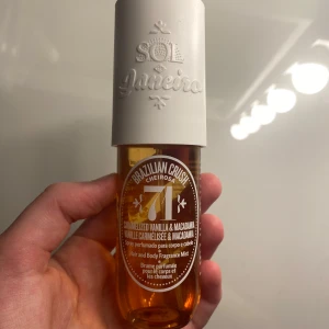 Sol de Janeiro Brazilian Crush Cheirosa '71 - Säljer denna body mist från Sol de Janeiro i nummer 71. Den har en söt och krämig doft av karamelliserad vanilj och macadamia. 