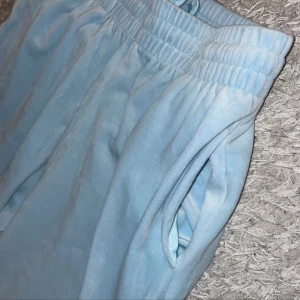 Ljusblå mjukisbyxor från Bik Bok - Superbekväma ljusblå mjukisbyxor från Bik Bok i storlek M. De har en elastisk midja med snörning för perfekt passform. Byxorna är i ett mjukt material som känns skönt mot huden. Har även 2 fickor, utsvängda nertill 🦋