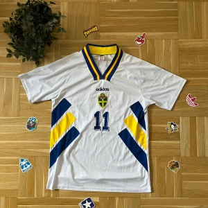 Tomas Brolin #11 VM 1994, Sverige fotbollströja från Adidas - Säljer en vit svensk landslagströja från Adidas med nummer 11 och namnet Brolin på ryggen.                                ✅ Så gott som ny (Använd ett par gånger) 📏 Storlek M  📦 Snabb leverans    • Om du har några frågor, skicka gärna ett privat meddelande :)