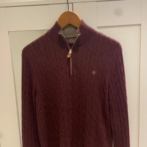 Morris  zip tröja Merinoull - Hej, säljer nu denna mycket fina vinröda kabelstickade ziptröja från Morris😄 Den är använd endast ett fåtal gånger. Den är i 100% merinoull i storlek M och sitter underbart🤗 Taggarna sitter inte på, men kommer med. Köpt för 1800kr. 