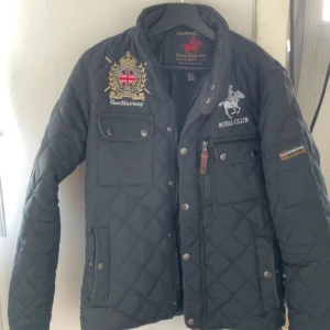 Svart quiltad jacka från Ralph lauren polo - Säljer en svart quiltad jacka från Ralph lauren polo club i okej skick. Perfekt för höst och vår och även vinter vid frågor kom dm har litet hål i fickan och på sidan men ej märkvärdigt ❌❌fastpris
