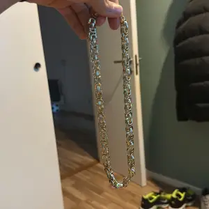 Säljer ett snyggt guldfärgat halsband med en chunky kedjedesign. Perfekt för att ge din outfit en extra touch av stil. Halsbandet är i mycket bra skick och passar både till vardags och fest. Ett måste för alla smyckesälskare!