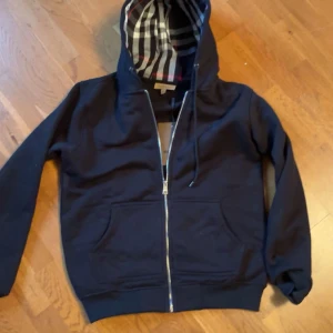 Burrbery tröja  - Helt ny endast prövad. Storlek S. färgen är svart. alla lappar och påsar får meds. 