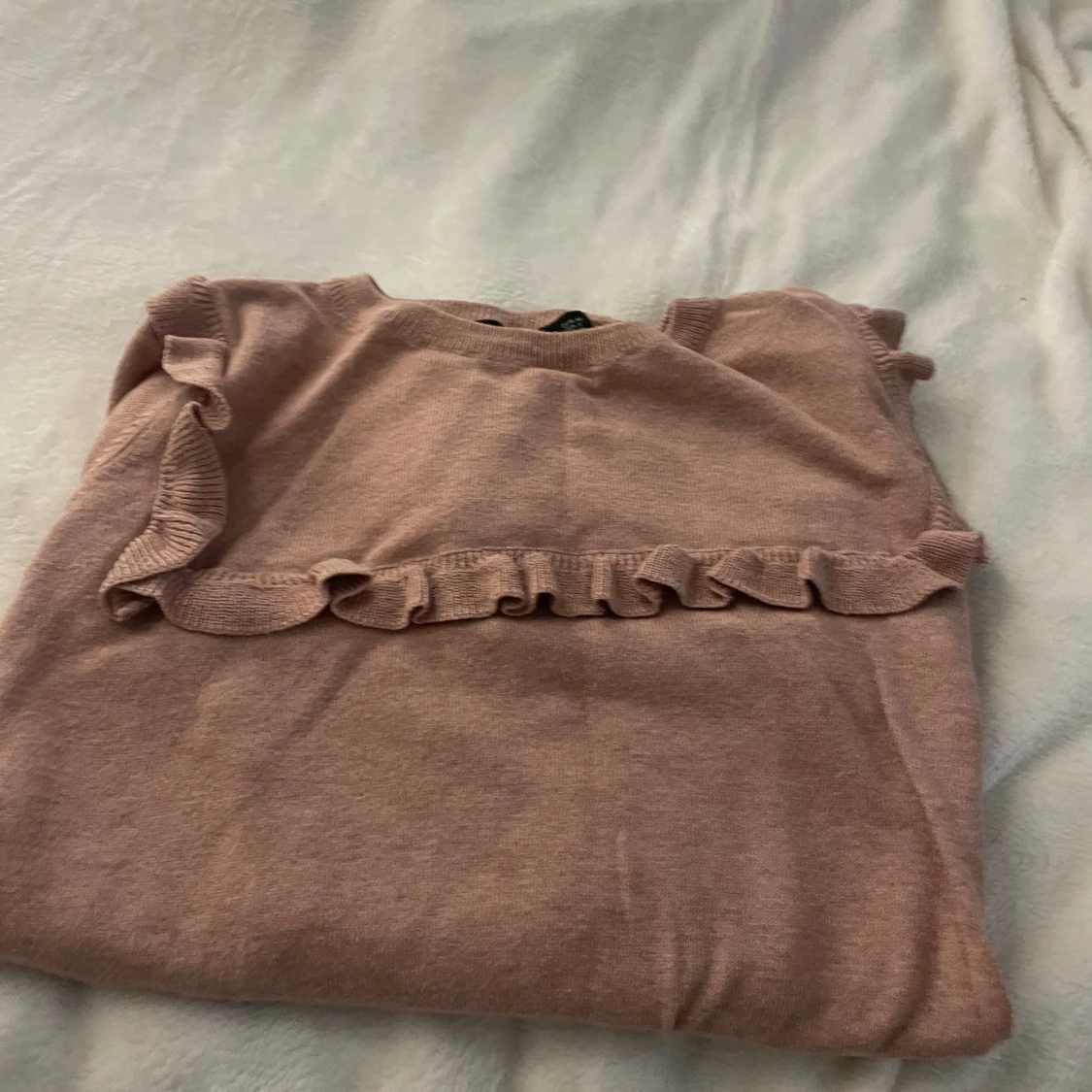 Rosa tröja med volangdetaljer från Mango - 90