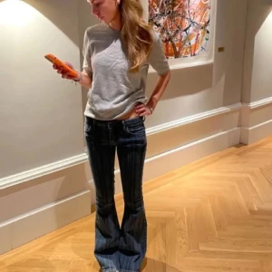 Blå bootcut jeans - Dessa så snygga jeans från BDG som inte säljs längre. Jättebra skick! Storlek 28/32 men de är stretchiga i midjan. Nypris 699!