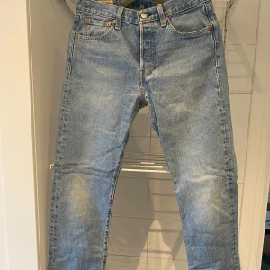 Levis 501 jeans i ljusblå denim - Säljer ett par klassiska Levis 501 jeans i ljusblå denim. De har en straight passform och är i mycket bra skick. Perfekta för både vardag och fest! 🕺