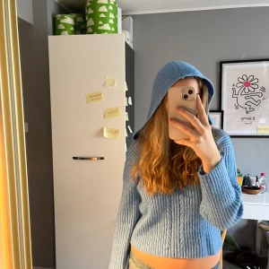 Stickad hoodie  - En SUPERSKÖN stickad hoodie som ej är använd!! Sjukt mjukt material och passar bra till allt, framför allt när det är lite kallare🥰den är i storlek ca men passar mig PERFEKT som brukar ha M