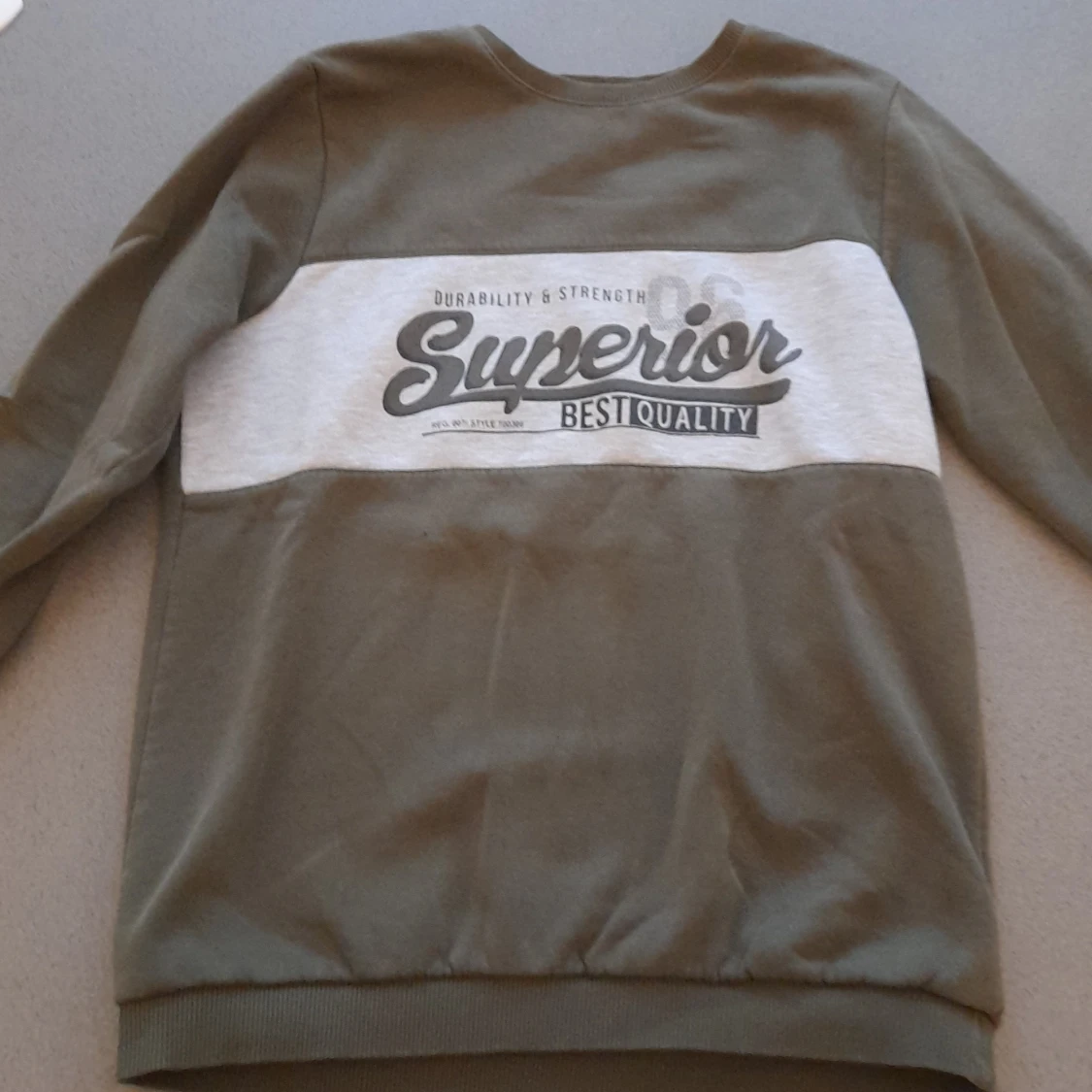 Grön och grå sweatshirt med tryck