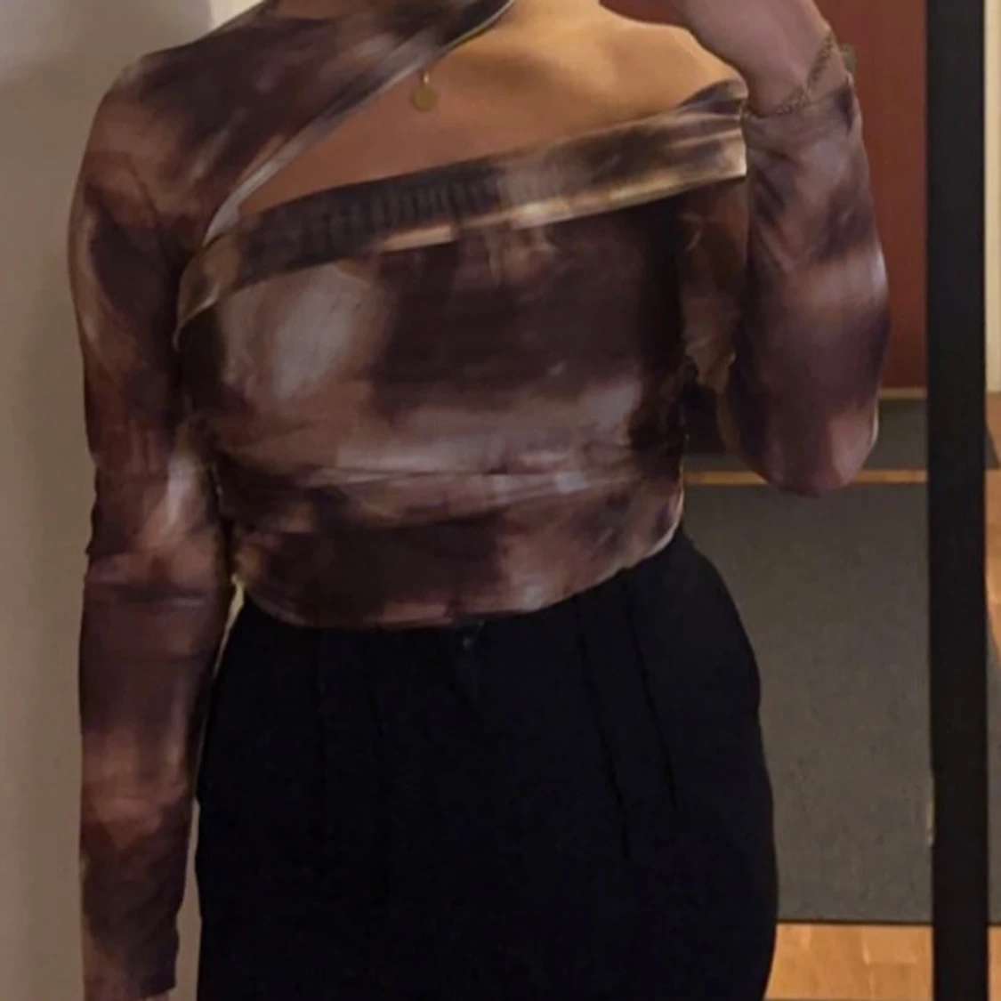Brun mönstrad oneshoulder topp