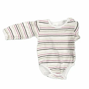 Randig långärmad body - En randig body i vitt med ränder i rosa, svart och grönt. I väldigt bra skick.