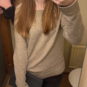 Beige stickad tröja - Mysig beige stickad tröja i bra skick. Perfekt för höst och vinter med sin varma och bekväma passform. Är använd flertal gånger men fortfarande i bra skick förutom att den är lite nopprig. Är i storlek S. 