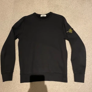 Stone Island sweatshirt - Säljer min svarta Stone Island tröja då jag aldrig använder den längre. Köpt på NK, endast använd några få gånger så den är i grymt skick! 😁Skriv vid frågor!