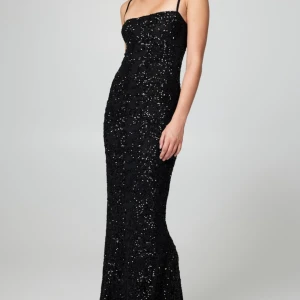 Bikbok euforia klänning - Snygg svart långklänning med glittriga detaljer. Perfekt för fest eller nyår! Klänningen har smala axelband och en figurnära passform som ger en elegant siluett. Helt ny med prislapp kvar!