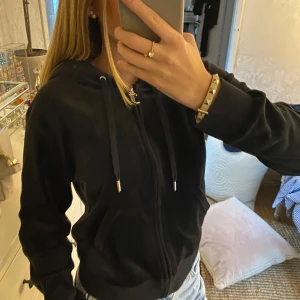 Svart juicy couture kofta  - Säljer nu min svarta juicy couture kofta, är i super bra skick och har inga defekter! Köpte tröjan för några månader sedan och säljer nu eftersom jag ej använder den. Den är M men passar som en S. Ps står inte för frakten! Kan diskutera priset 🥰❤️