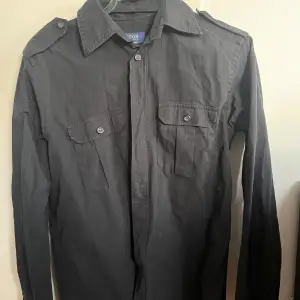 Säljer nu denna superfina overshirt från Eton i bra skick. Skriv gärna om ni har frågor eller lägg gärna prisförslag då priset inte är hugget i sten.