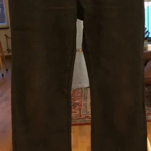 Mörkgrå jeans från Prada - Säljer ett par snygga gråa jeans från Prada. De har en klassisk femficksdesign och är i bra skick. Perfekta för både vardag och fest. Passar till allt och är superbekväma!