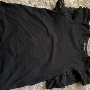 Svart ärmlös topp  - Snygg svart ärmlös topp  i bomull. Perfekt för både vardag och festliga tillfällen. Den har en enkel och stilren design som gör den lätt att matcha med olika accessoarer.