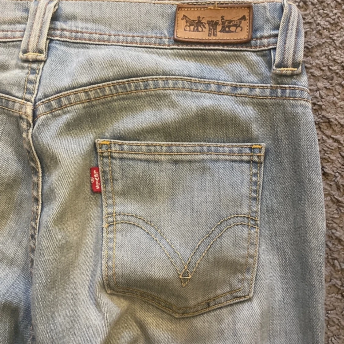 Ljusblå bootcut jeans från Levi's - 90