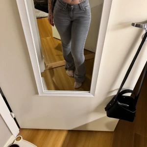 Lågmidjade jeans - Gråa lågmidjade jeans från gina tricot i stl 32 Passar mig som vanligtvis har xs och är 160cm lång, använda vid max 2 tillfällen så i väldigt gott skick!💕