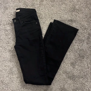 Svarta jeansbyxor - Lågmidjade bootcut jeans från levi’s. Jätte snygga men söljer pga för korta. Skriv för mått